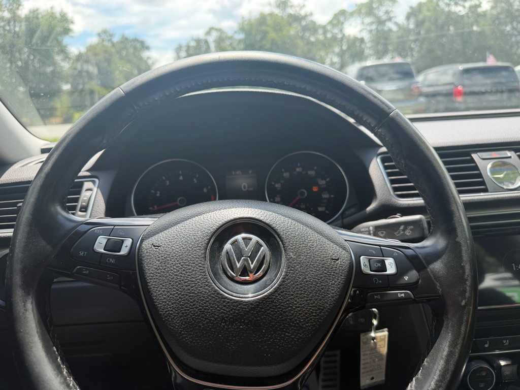 Photo 22 of this VOLKSWAGEN PASSAT