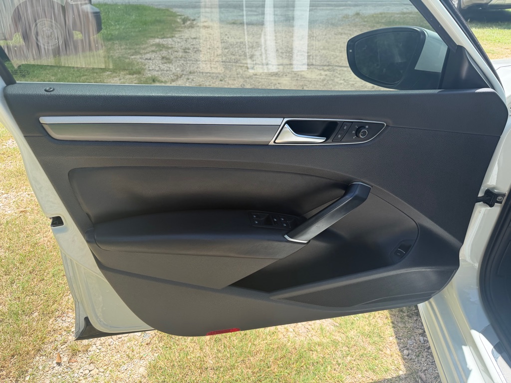 Photo 8 of this VOLKSWAGEN PASSAT