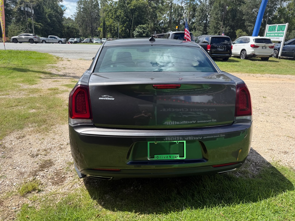 Photo 4 of this CHRYSLER 300