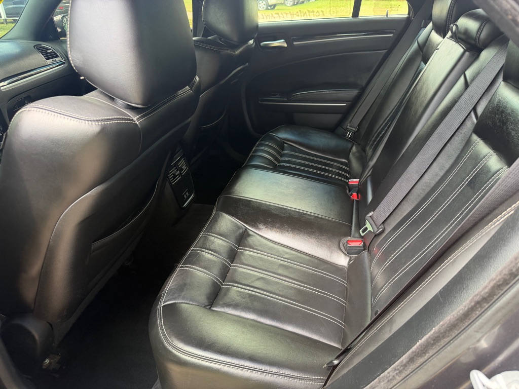 Photo 15 of this CHRYSLER 300