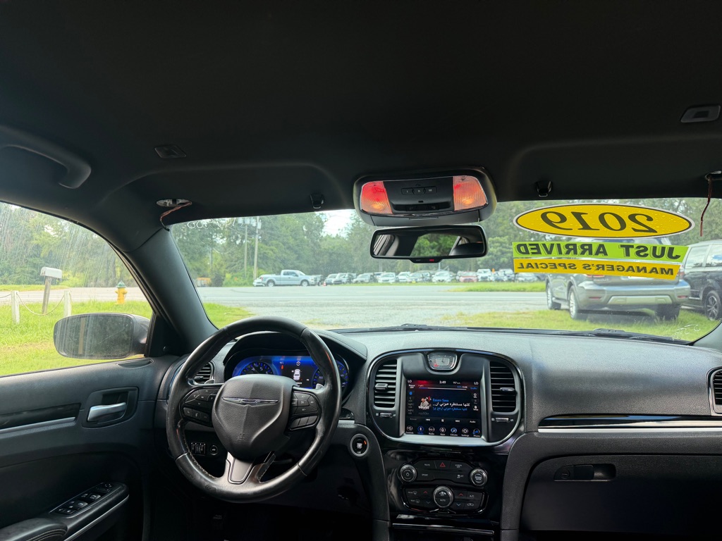 Photo 19 of this CHRYSLER 300