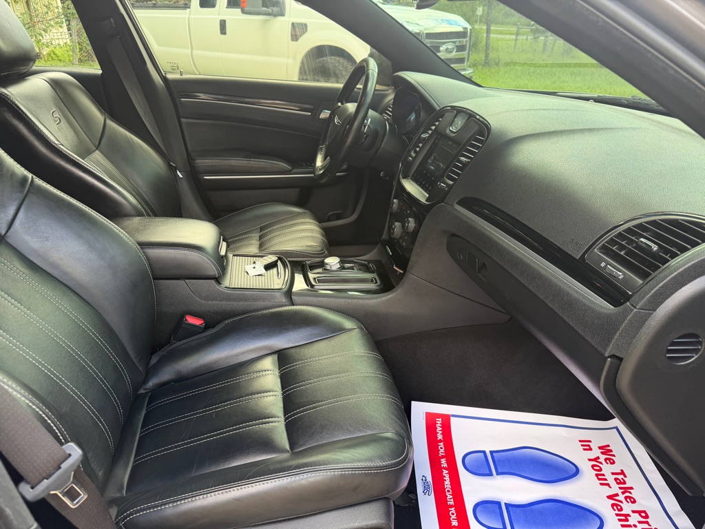 Photo 21 of this CHRYSLER 300