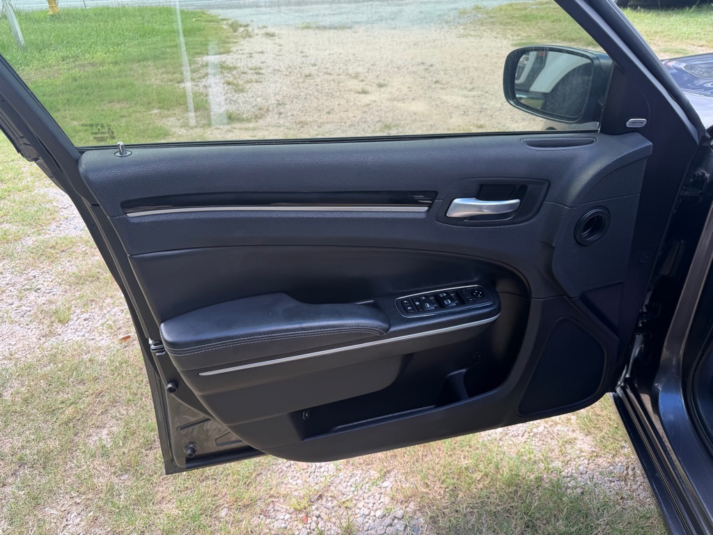 Photo 12 of this CHRYSLER 300