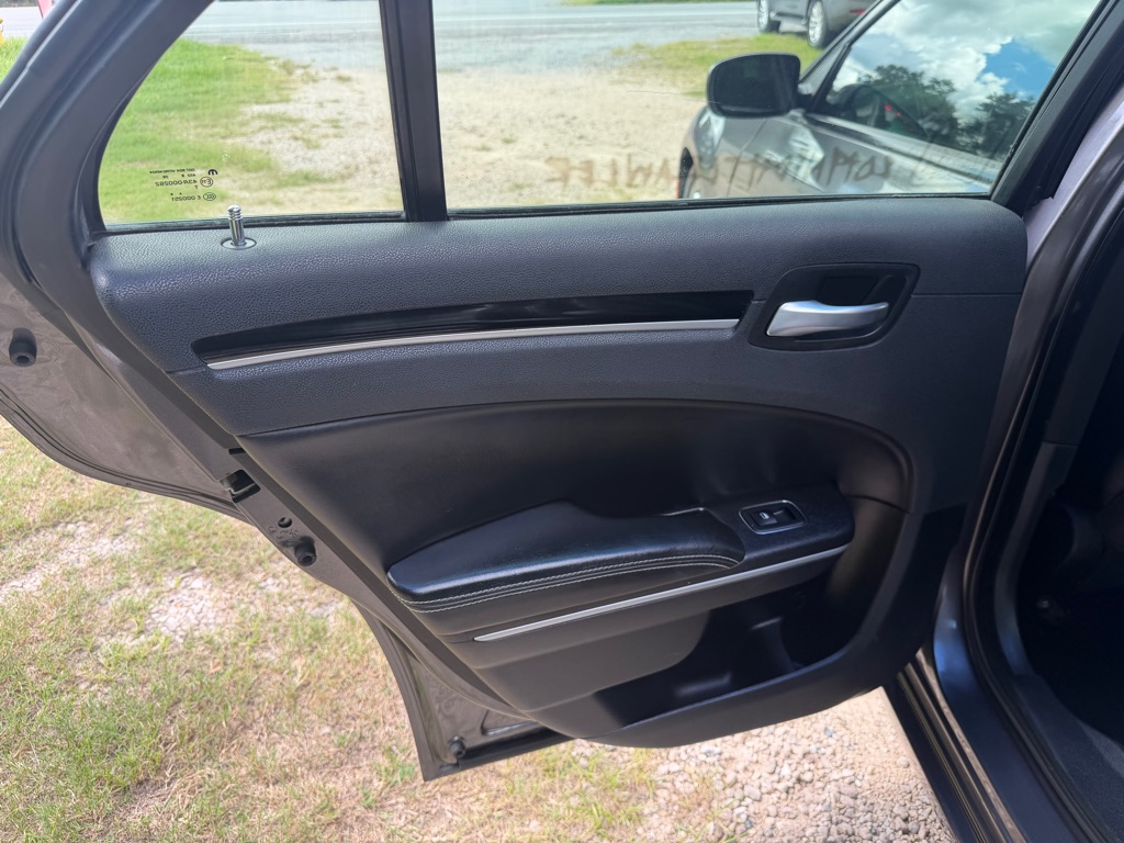Photo 14 of this CHRYSLER 300
