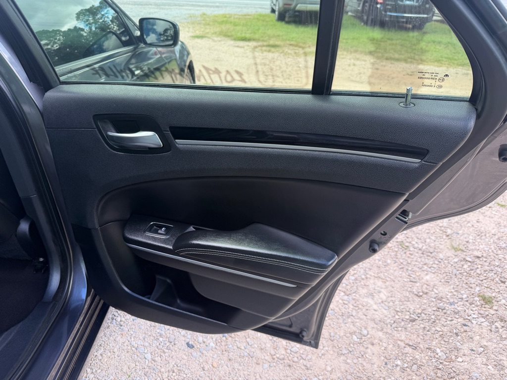 Photo 16 of this CHRYSLER 300