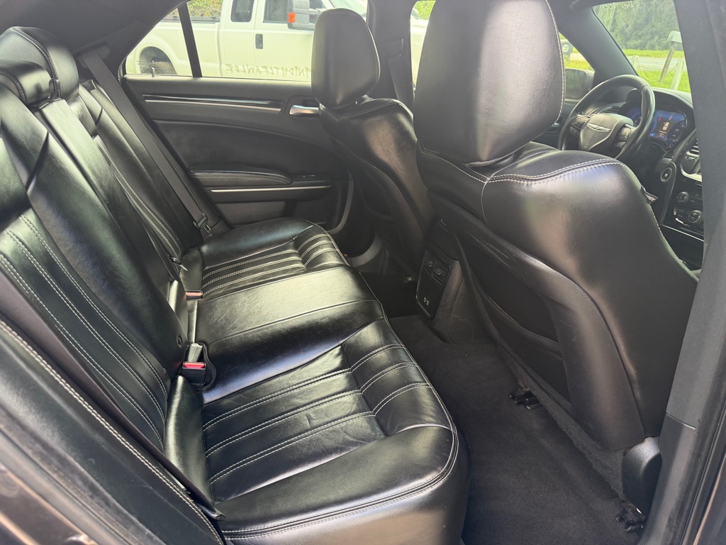 Photo 17 of this CHRYSLER 300