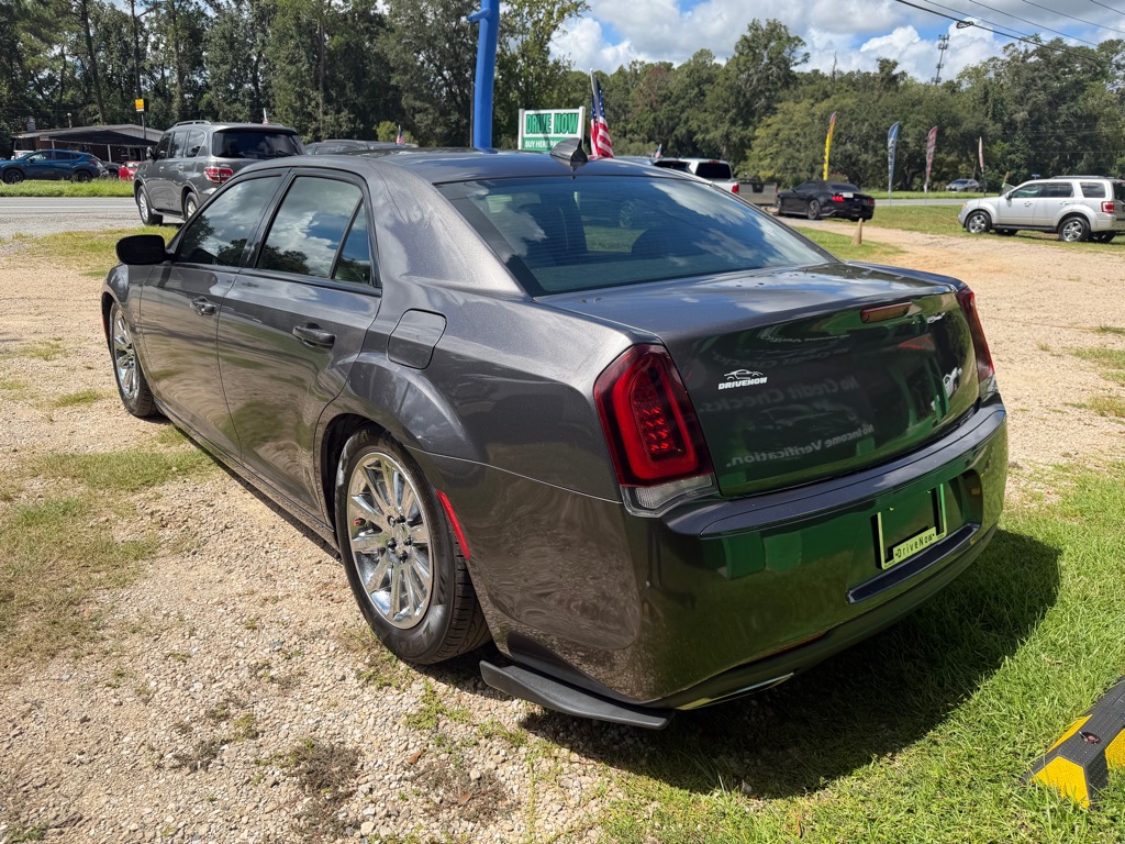 Photo 3 of this CHRYSLER 300
