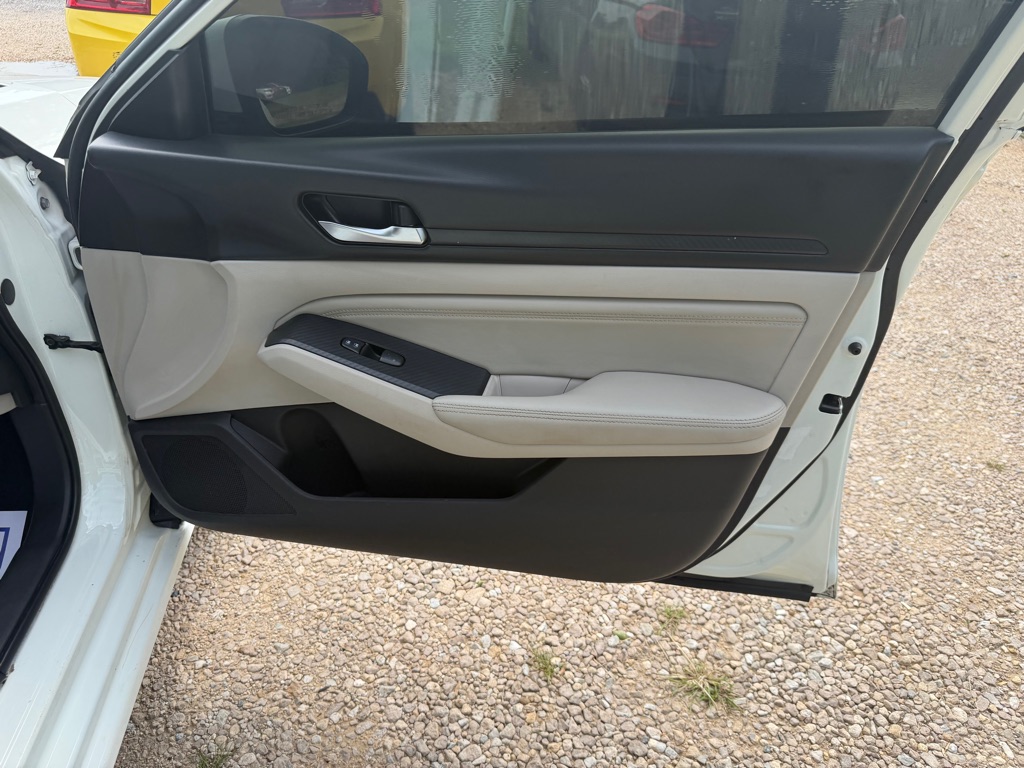 Photo 17 of this NISSAN ALTIMA
