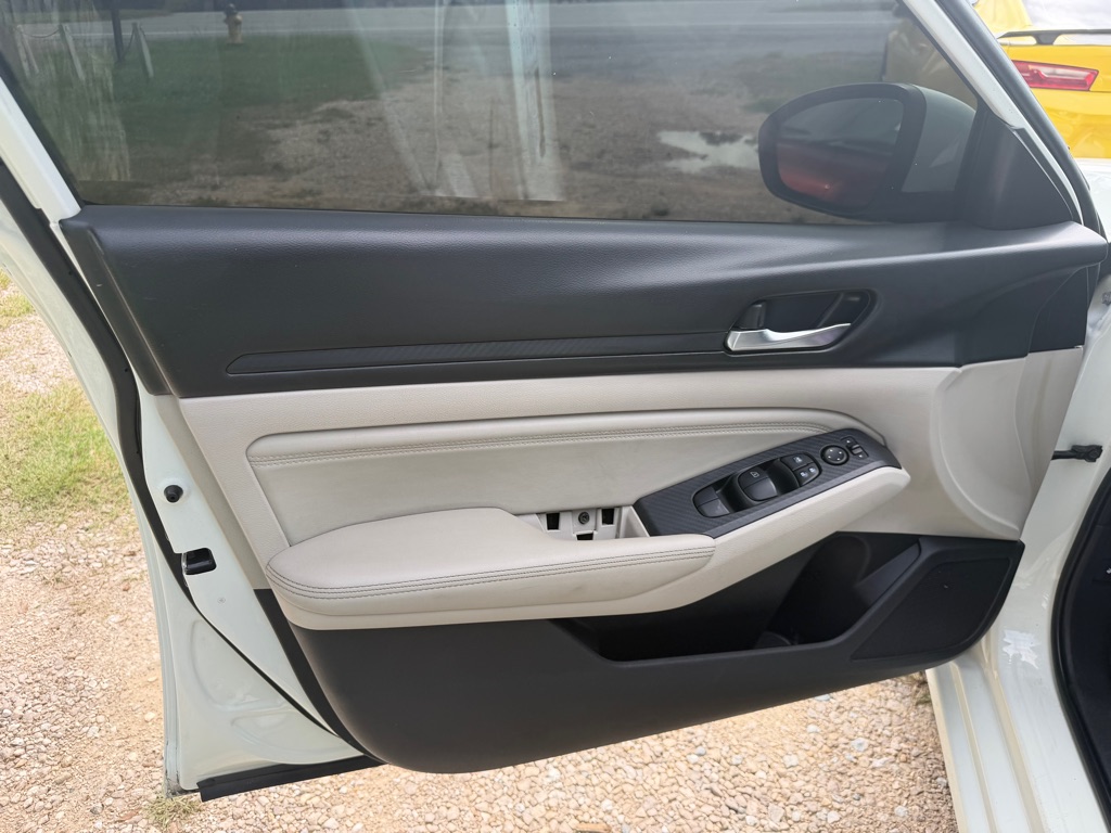Photo 9 of this NISSAN ALTIMA