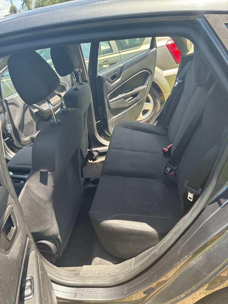 Photo 8 of this FORD FIESTA