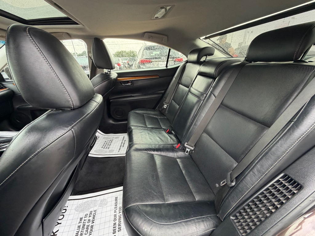 Photo 22 of this LEXUS ES 300H
