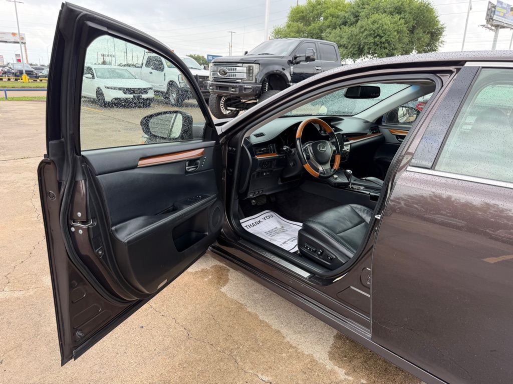 Photo 20 of this LEXUS ES 300H