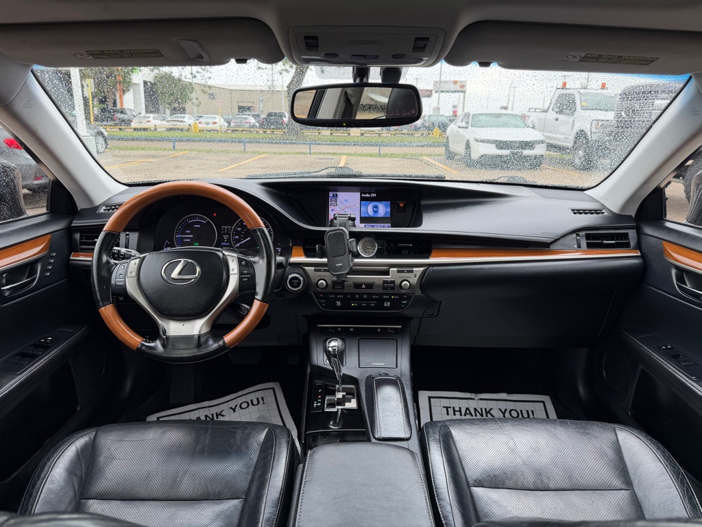 Photo 26 of this LEXUS ES 300H