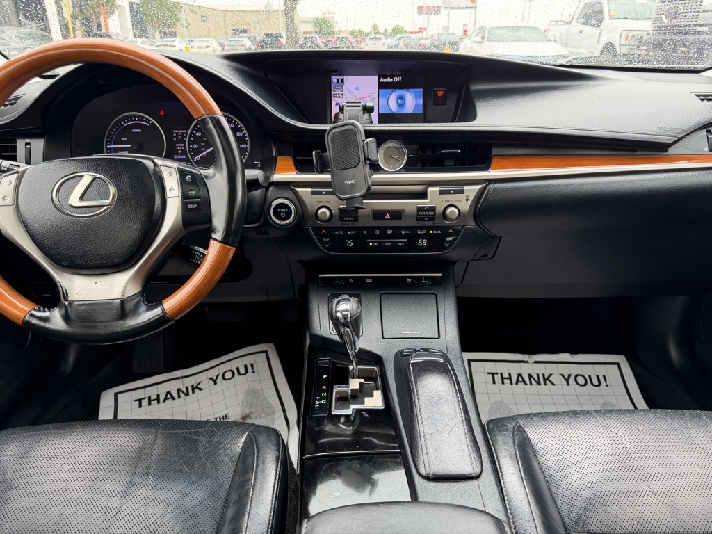 Photo 27 of this LEXUS ES 300H