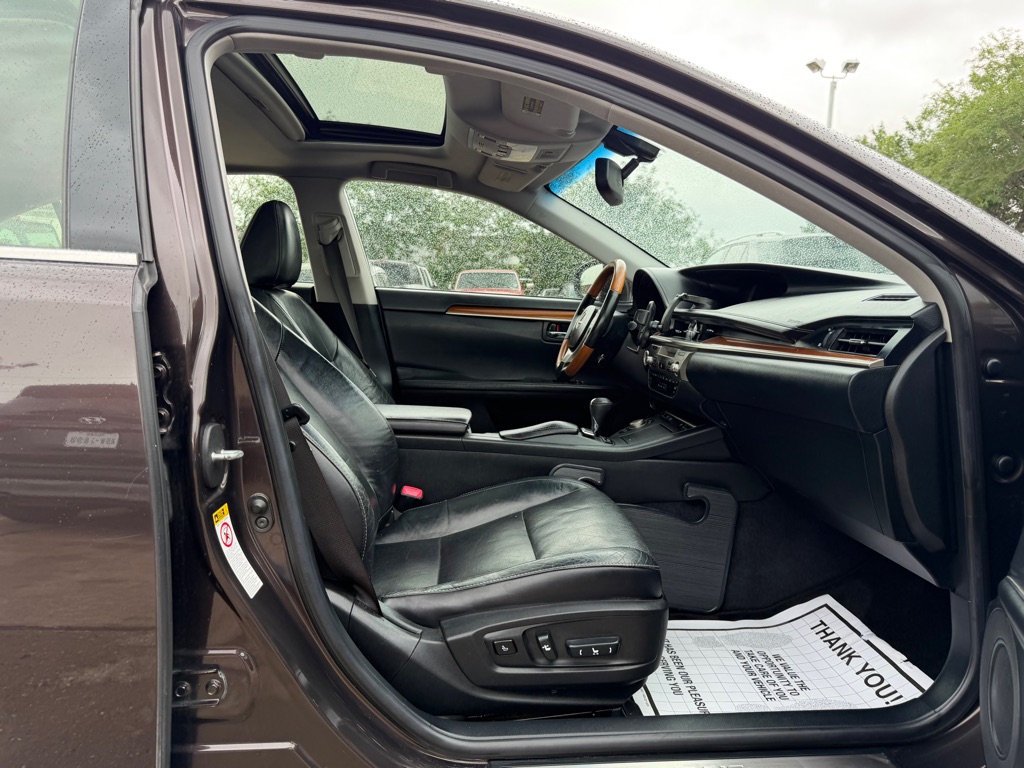Photo 19 of this LEXUS ES 300H