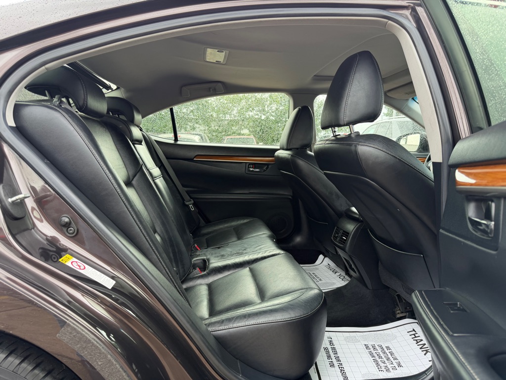 Photo 17 of this LEXUS ES 300H