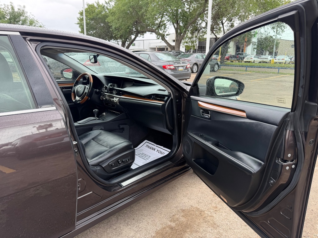 Photo 18 of this LEXUS ES 300H