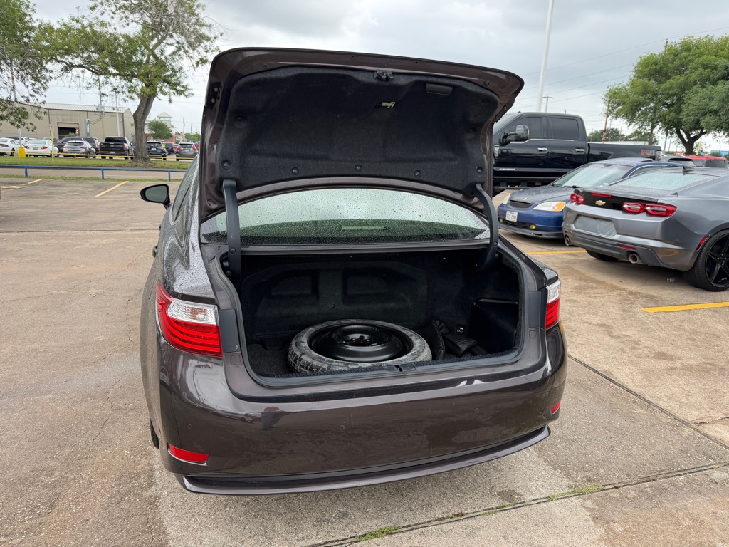 Photo 13 of this LEXUS ES 300H