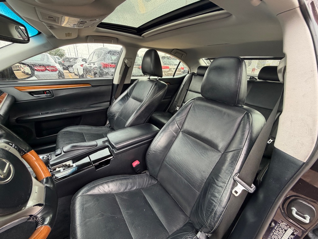 Photo 23 of this LEXUS ES 300H
