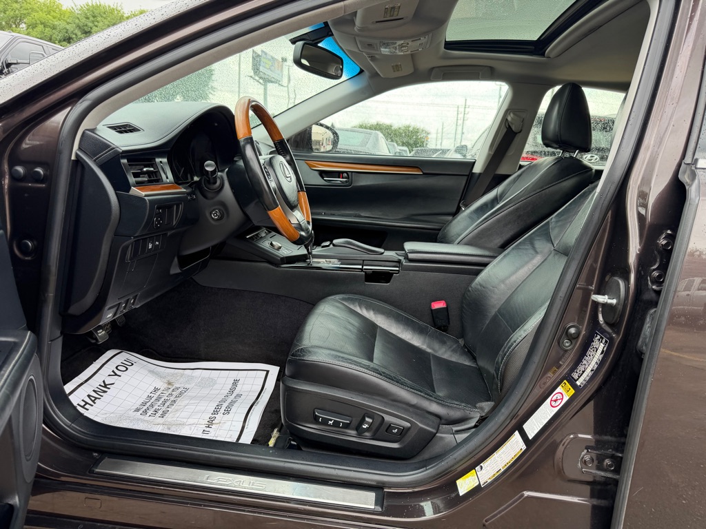 Photo 21 of this LEXUS ES 300H