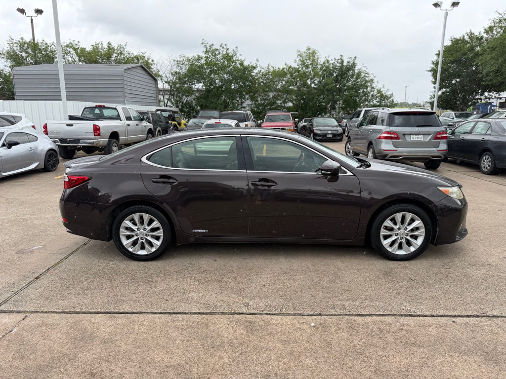 Photo 8 of this LEXUS ES 300H