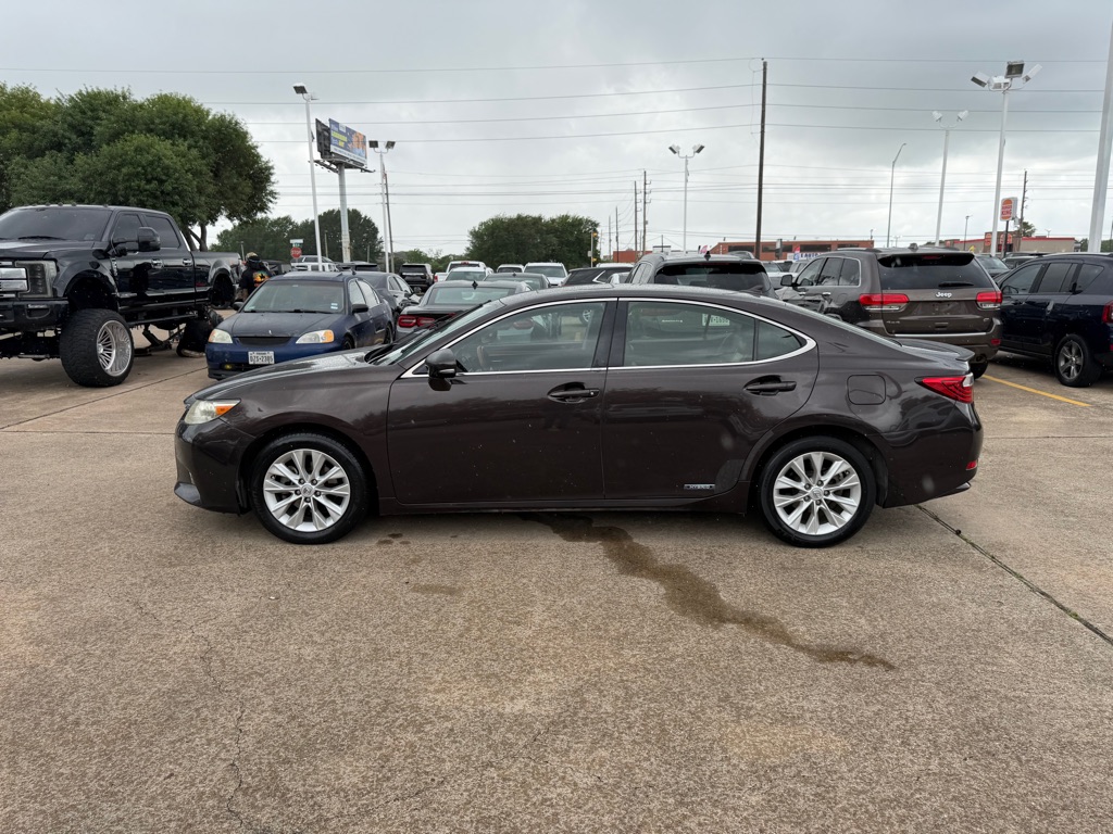 Photo 9 of this LEXUS ES 300H
