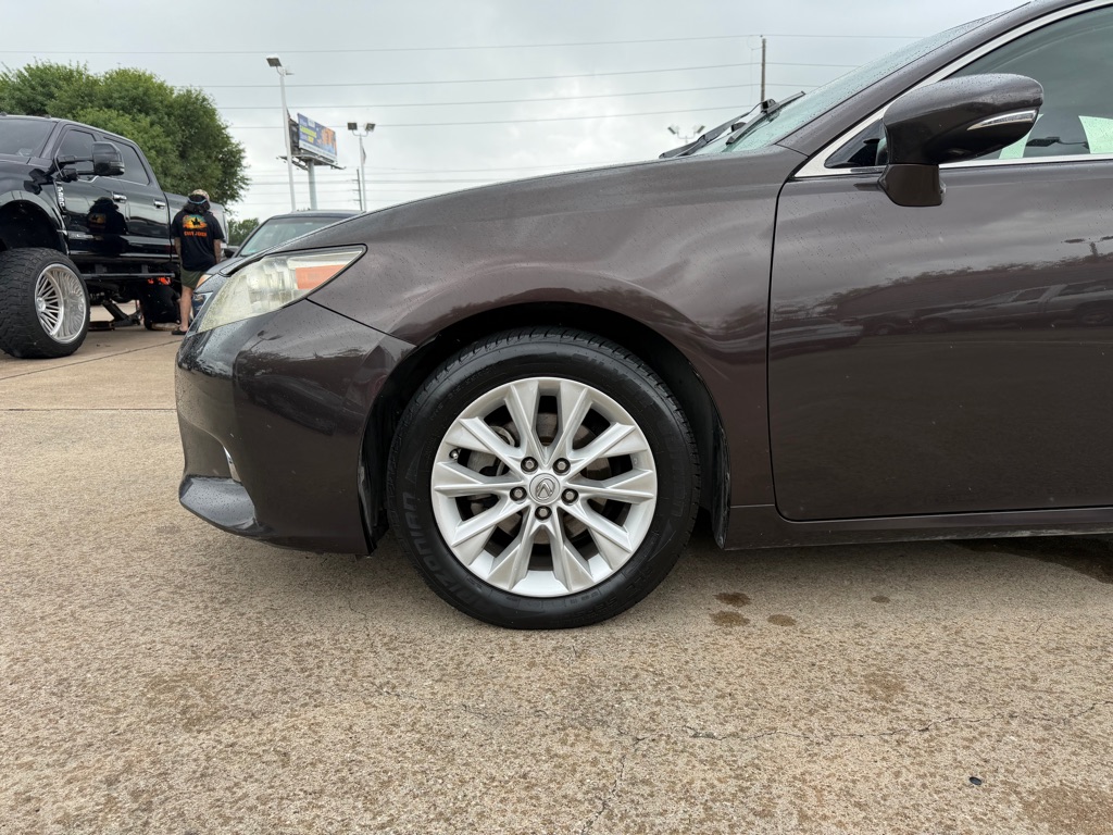 Photo 6 of this LEXUS ES 300H