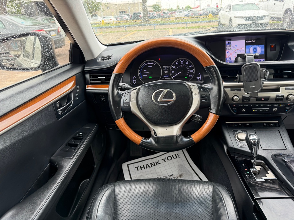 Photo 30 of this LEXUS ES 300H