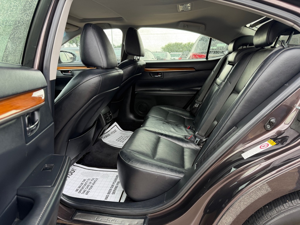Photo 15 of this LEXUS ES 300H