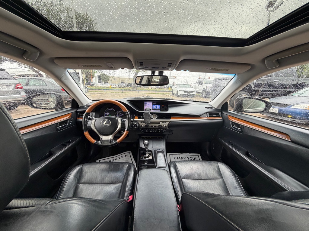 Photo 25 of this LEXUS ES 300H