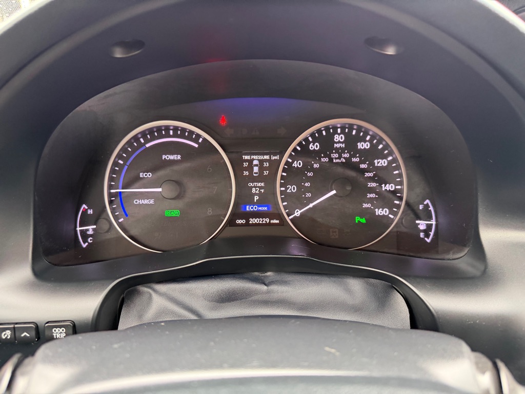 Photo 29 of this LEXUS ES 300H