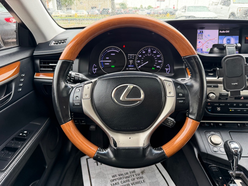 Photo 28 of this LEXUS ES 300H