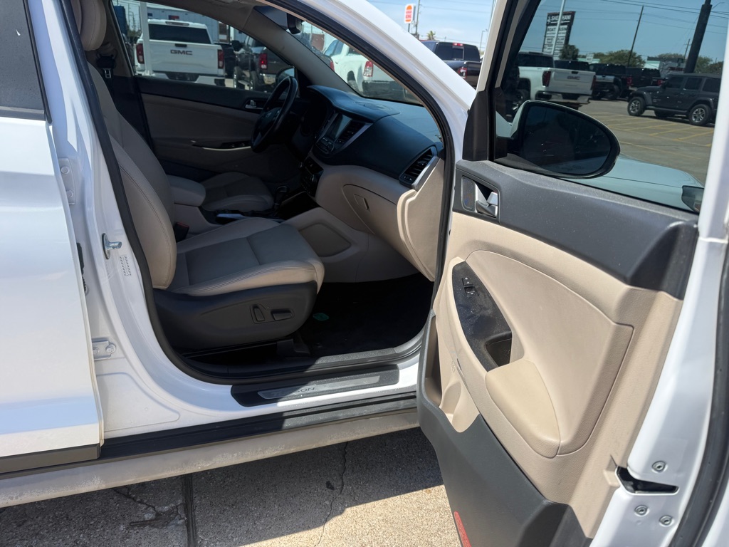 Photo 6 of this HYUNDAI TUCSON