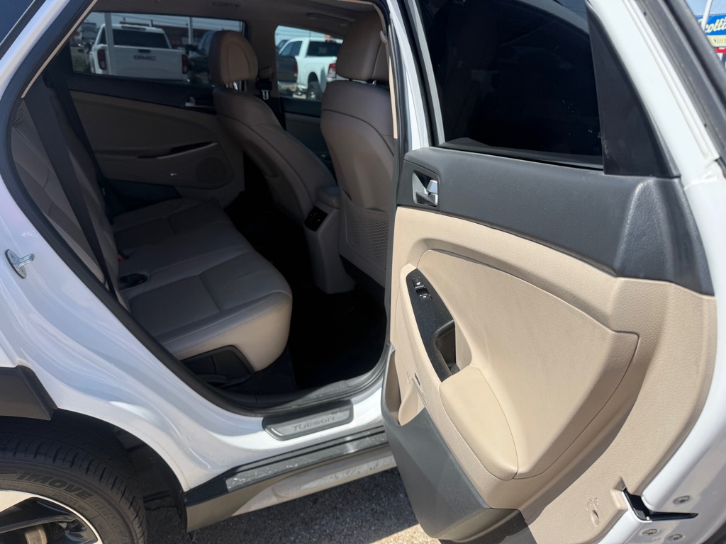 Photo 12 of this HYUNDAI TUCSON