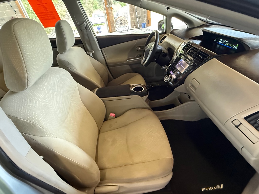 Photo 21 of this TOYOTA PRIUS V
