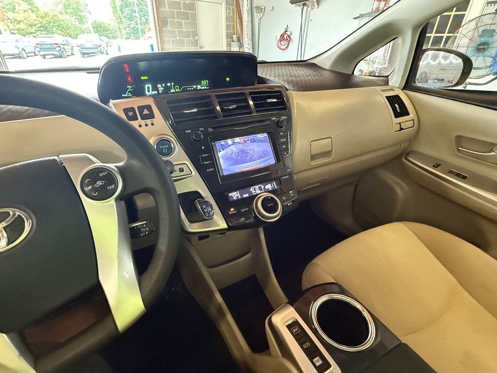 Photo 10 of this TOYOTA PRIUS V