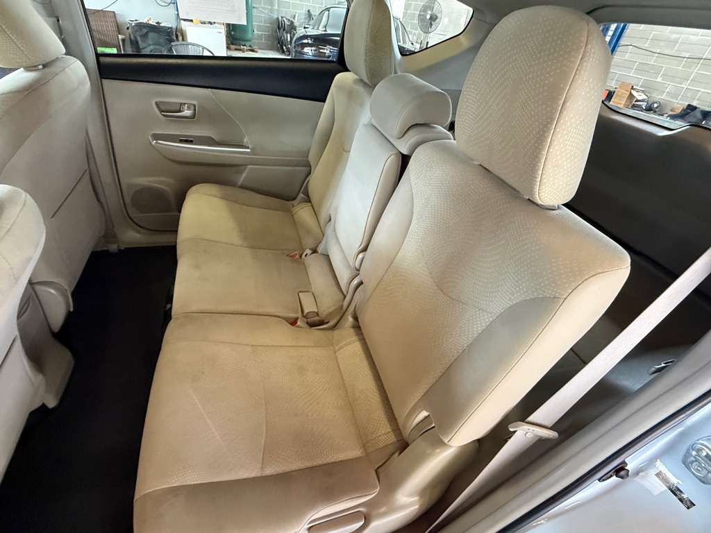 Photo 14 of this TOYOTA PRIUS V