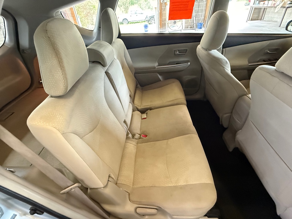 Photo 18 of this TOYOTA PRIUS V