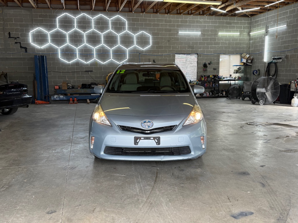 Photo 2 of this TOYOTA PRIUS V