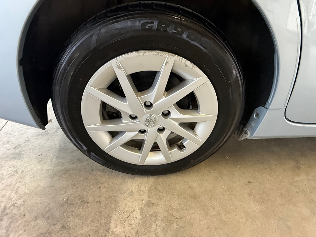 Photo 27 of this TOYOTA PRIUS V