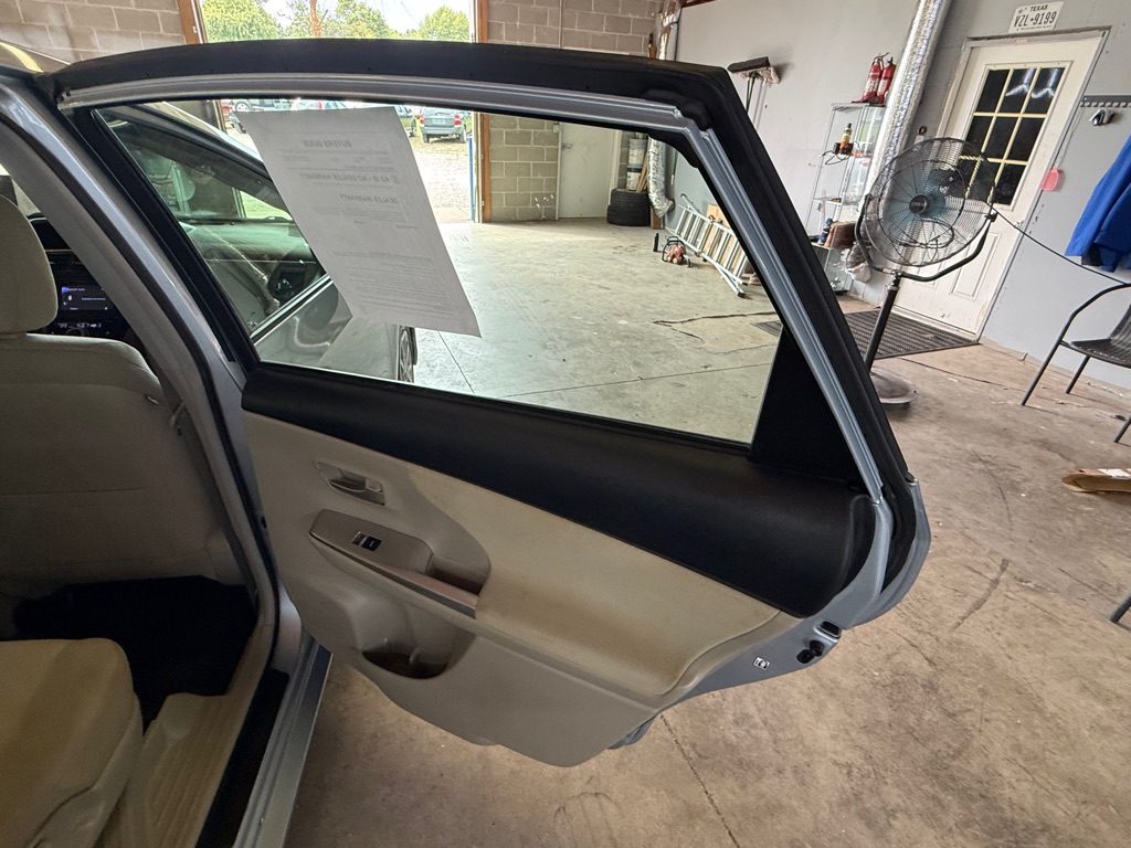 Photo 19 of this TOYOTA PRIUS V