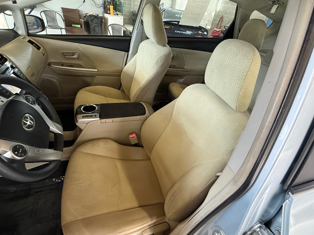 Photo 12 of this TOYOTA PRIUS V