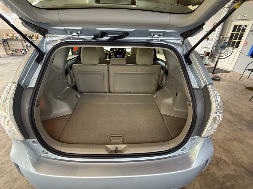 Photo 16 of this TOYOTA PRIUS V