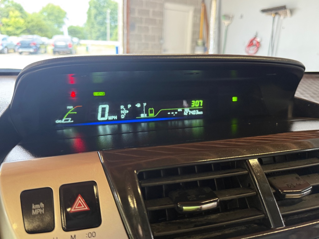 Photo 9 of this TOYOTA PRIUS V