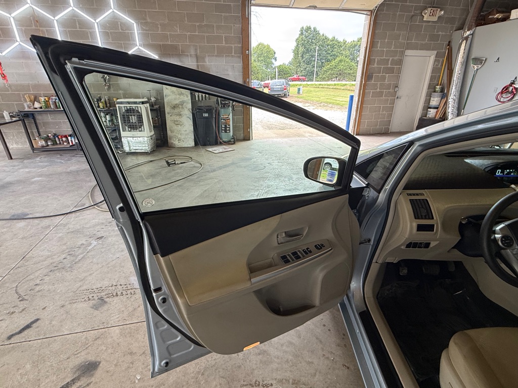 Photo 13 of this TOYOTA PRIUS V