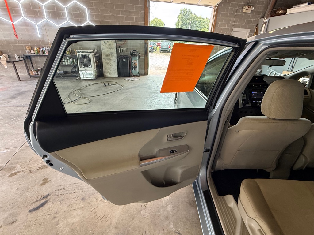 Photo 15 of this TOYOTA PRIUS V