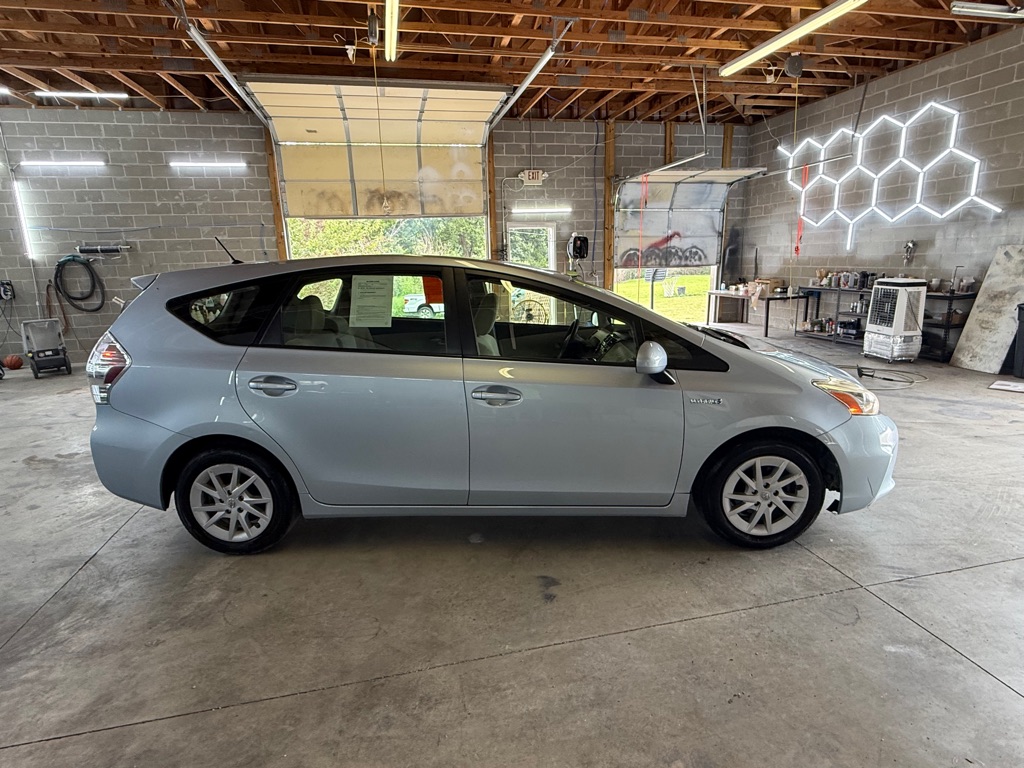 Photo 4 of this TOYOTA PRIUS V
