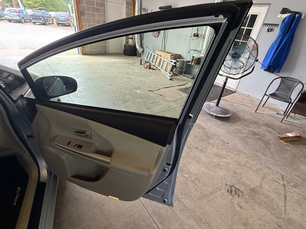 Photo 22 of this TOYOTA PRIUS V