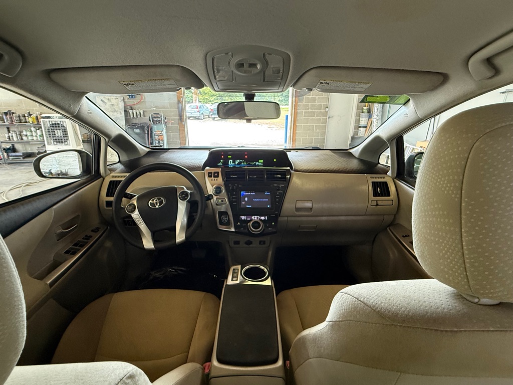 Photo 17 of this TOYOTA PRIUS V