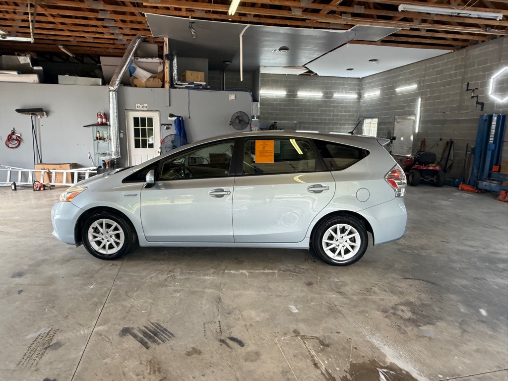 Photo 8 of this TOYOTA PRIUS V